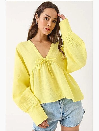 Blouse texturée courte à col en v et nœud lucci