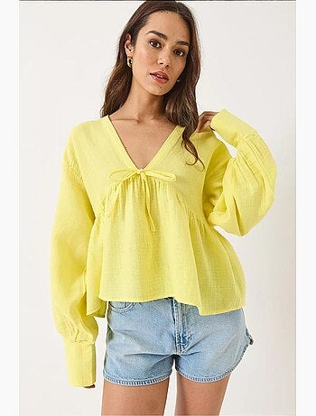 Blouse texturée courte à col en v et nœud lucci