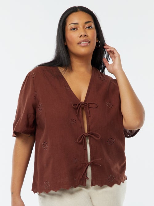 Blouse uni avec broderies et ouverture par cordons - Kiabi