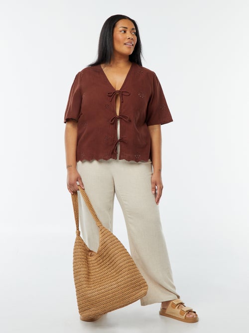 Blouse uni avec broderies et ouverture par cordons - Kiabi