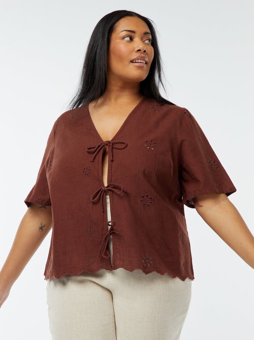 Blouse uni avec broderies et ouverture par cordons - Kiabi