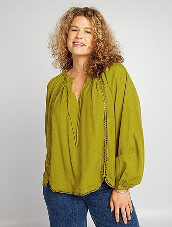 Blouse unie volantée et ajourée