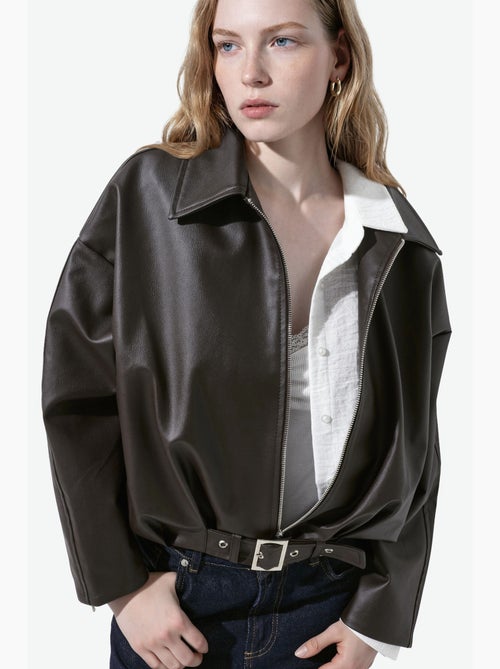 Blouson bomber en simili cuir ceinturé hiccup - Kiabi Blouson bomber en simili cuir ceinturé hiccup - Kiabi