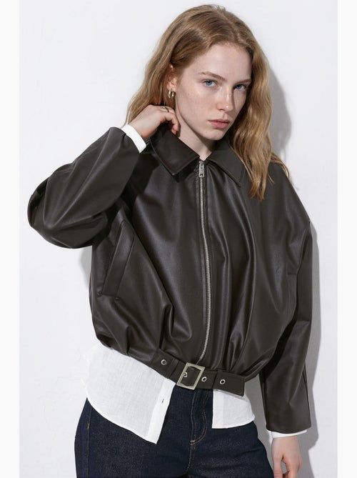 Blouson bomber en simili cuir ceinturé hiccup - Kiabi Blouson bomber en simili cuir ceinturé hiccup - Kiabi