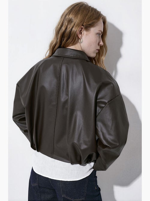 Blouson bomber en simili cuir ceinturé hiccup - Kiabi Blouson bomber en simili cuir ceinturé hiccup - Kiabi