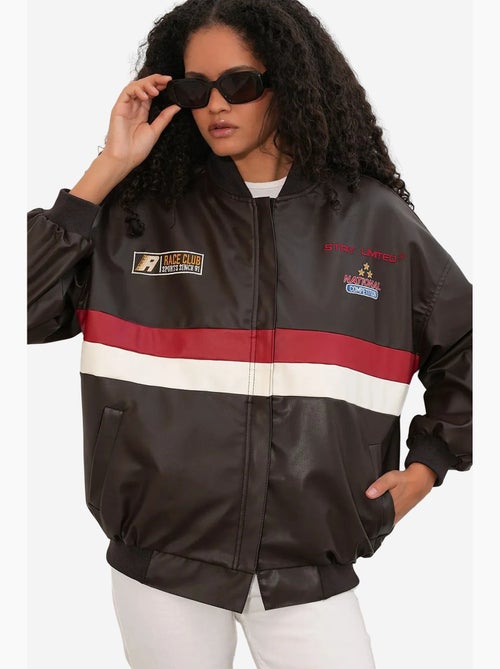 Blouson bomber oversize en similicuir avec détails en patch bdart - Kiabi Blouson bomber oversize en similicuir avec détails en patch bdart - Kiabi