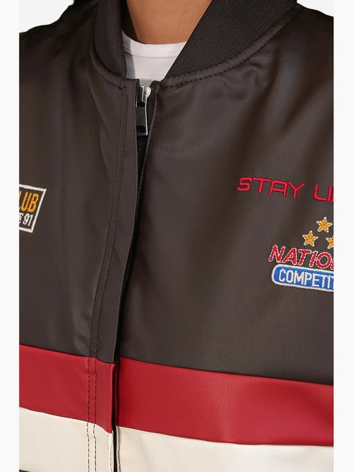 Blouson bomber oversize en similicuir avec détails en patch bdart - Kiabi Blouson bomber oversize en similicuir avec détails en patch bdart - Kiabi