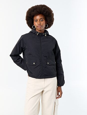 Blouson coupe-vent à capuche avec poches à rabat