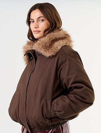 Blouson court avec col en fausse fourrure