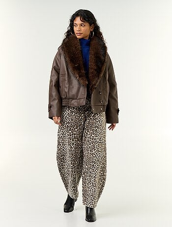 Blouson court en faux cuir avec col en fausse fourrure amovible
