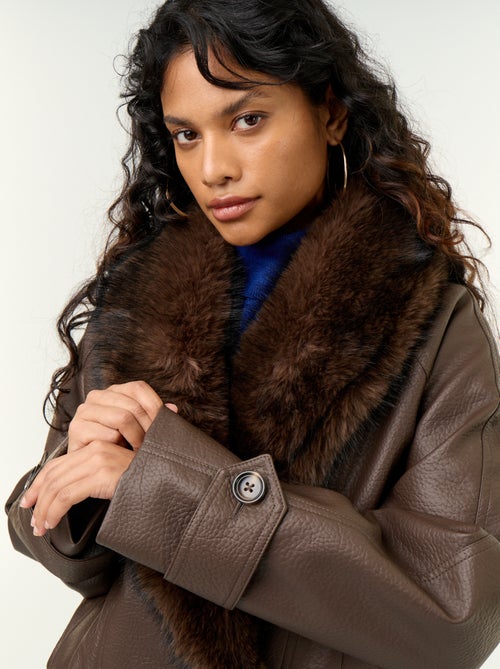 Blouson court en faux cuir avec col en fausse fourrure amovible - Kiabi