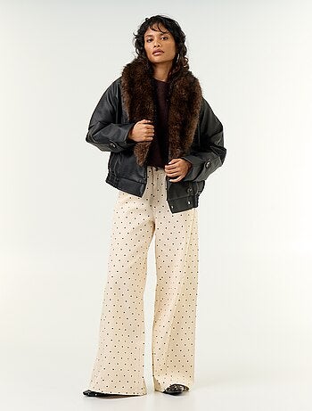 Blouson court en faux cuir avec col en fausse fourrure amovible