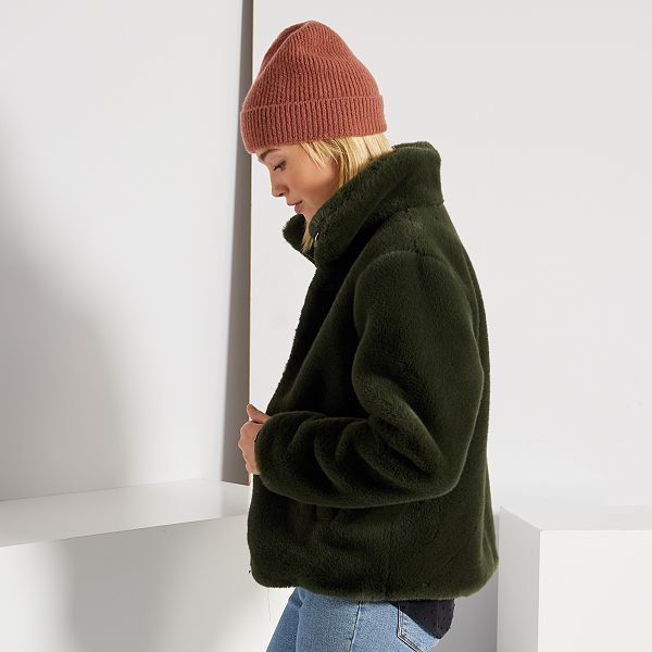 Blouson en fausse fourrure Femme vert Kiabi 30,00€ Blouson en fausse fourrure Femme noir Kiabi 30,00€