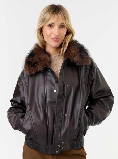 Blouson en faux cuir oversize avec col en fourrure amovible - Kiabi Blouson en faux cuir oversize avec col en fourrure amovible - Kiabi
