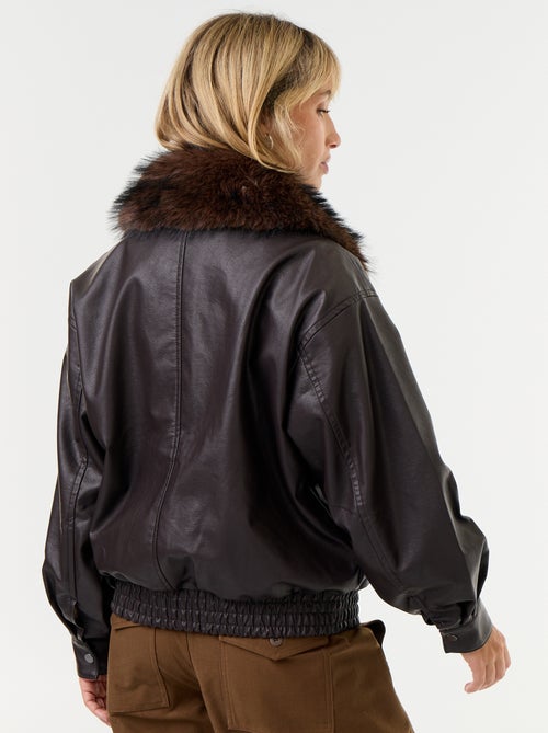Blouson en faux cuir oversize avec col en fourrure amovible - Kiabi Blouson en faux cuir oversize avec col en fourrure amovible - Kiabi
