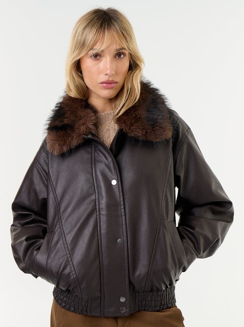 Blouson en faux cuir oversize avec col en fourrure amovible - Kiabi Blouson en faux cuir oversize avec col en fourrure amovible - Kiabi