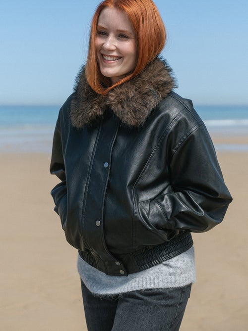 Blouson en faux cuir oversize avec col en fourrure amovible - Kiabi Blouson en faux cuir oversize avec col en fourrure amovible - Kiabi