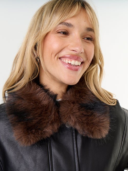 Blouson en faux cuir oversize avec col en fourrure amovible - Kiabi Blouson en faux cuir oversize avec col en fourrure amovible - Kiabi