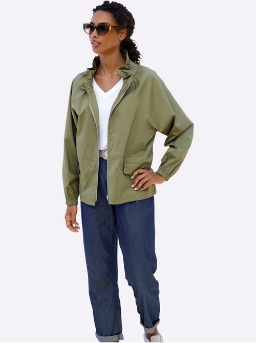 Blouson léger à col montant et manches raglan avec poches - Taille standard - Helline - Kiabi Blouson léger à col montant et manches raglan avec poches - Taille standard - Helline - Kiabi