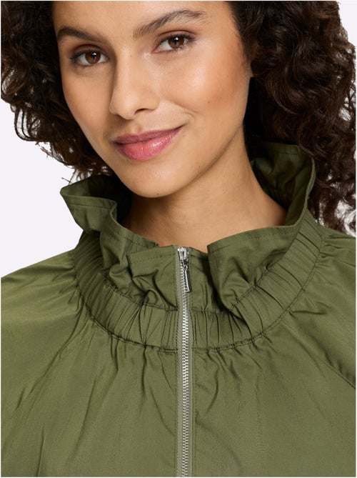 Blouson léger à col montant et manches raglan avec poches - Taille standard - Helline - Kiabi Blouson léger à col montant et manches raglan avec poches - Taille standard - Helline - Kiabi