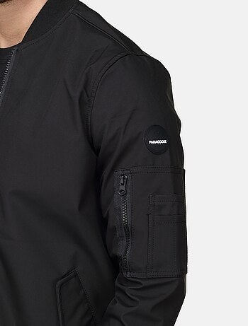 Blouson Paragoose Veste avec une doublure sans rembourrage.
Bord-côte poignets et taille
Coupe vent