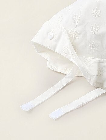 Bob en coton avec broderie anglaise