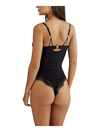 Body string Davinia