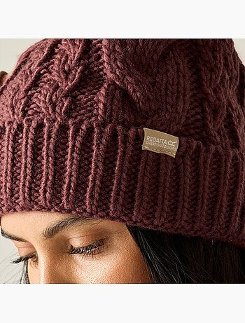 Bonnet à maille torsadée, revers et pompon duveteux lovella - regatta