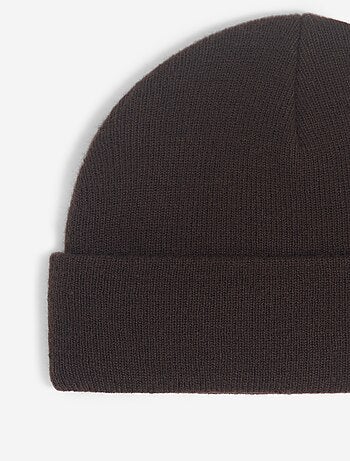 Bonnet avec étiquette devant