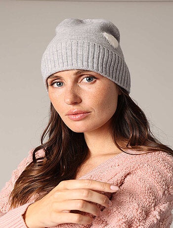 Bonnet côtelé en maille douce avec motif cœur contrasté
'Deeluxe'