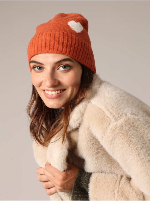 Bonnet côtelé en maille douce avec motif cœur contrasté 'deeluxe' - Kiabi Bonnet côtelé en maille douce avec motif cœur contrasté 'deeluxe' - Kiabi