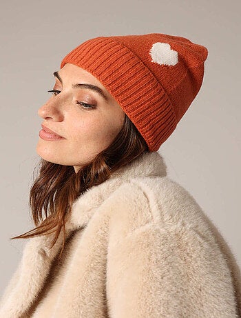 Bonnet côtelé en maille douce avec motif cœur contrasté 'Deeluxe'