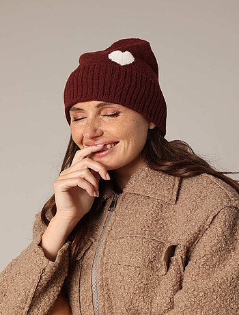 Bonnet côtelé en maille douce avec motif cœur contrasté 'Deeluxe'
