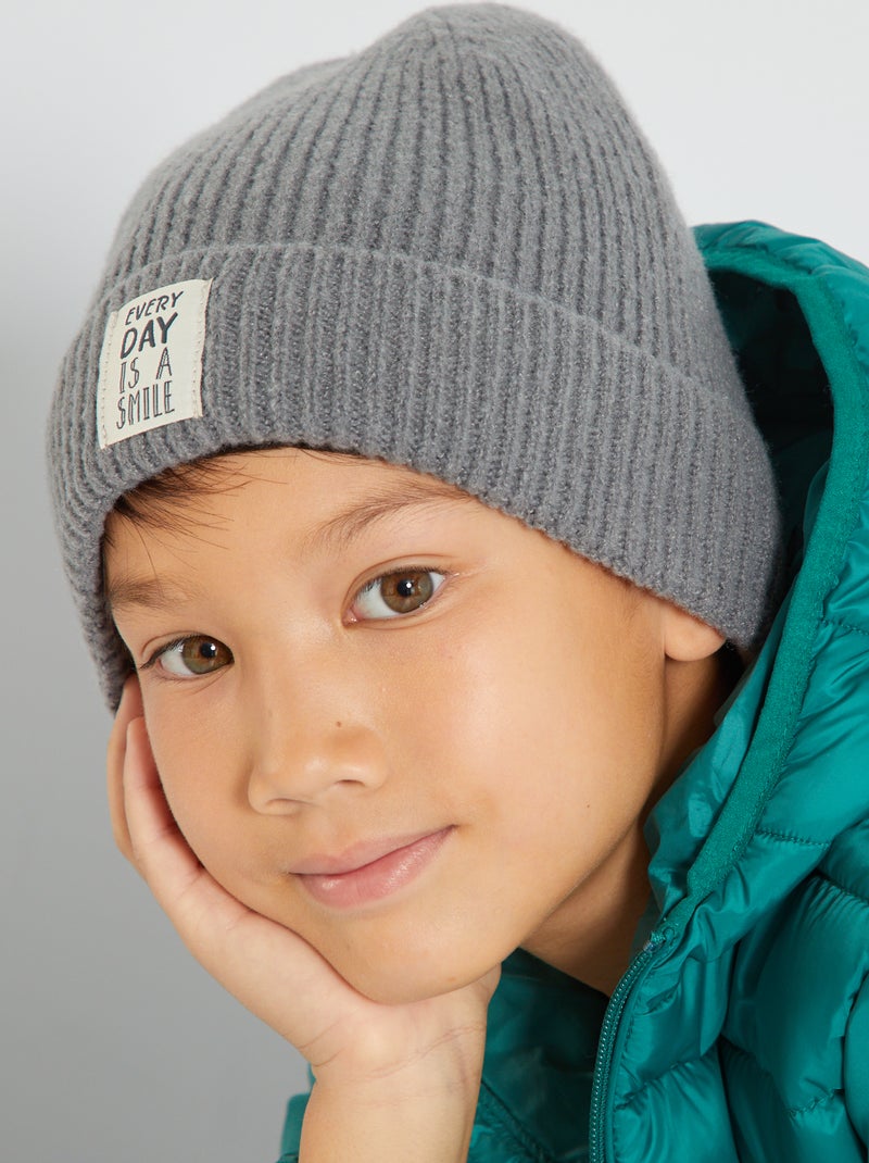 Bonnet en maille avec étiquette brodée gris - Kiabi