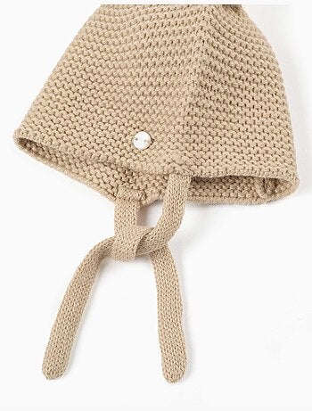Bonnet en maille avec pompons et liens à nouer