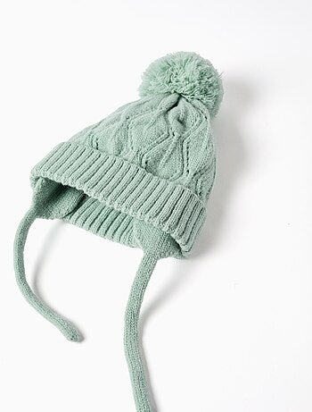 Bonnet en maille torsadée avec pompon