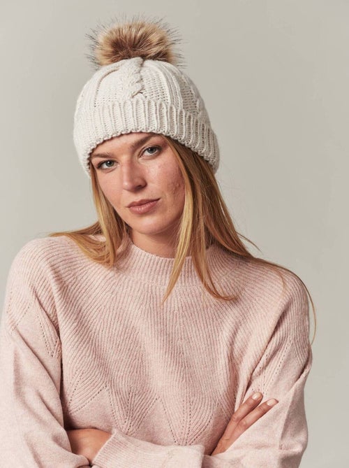 Bonnet torsadé avec revers et pompon effet fourrure
 'Deeluxe' - Kiabi