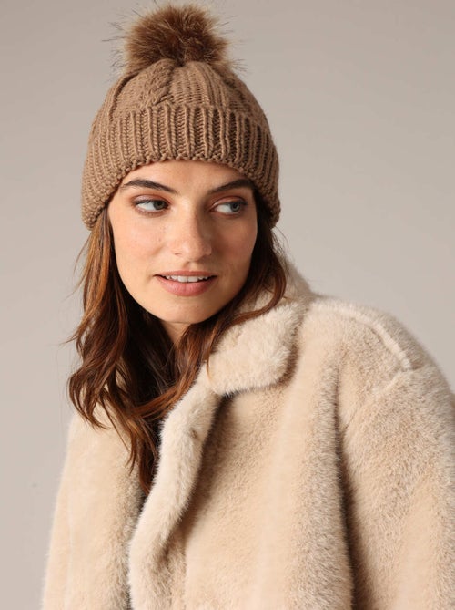 Bonnet torsadé avec revers et pompon effet fourrure 'Deeluxe' - Kiabi