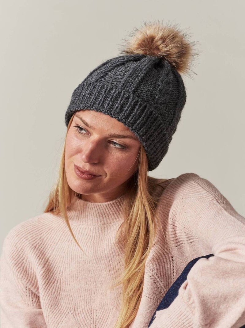 Bonnet tricoté torsadé avec pompon en imitation fourrure
 'Deeluxe' Gris foncé - Kiabi