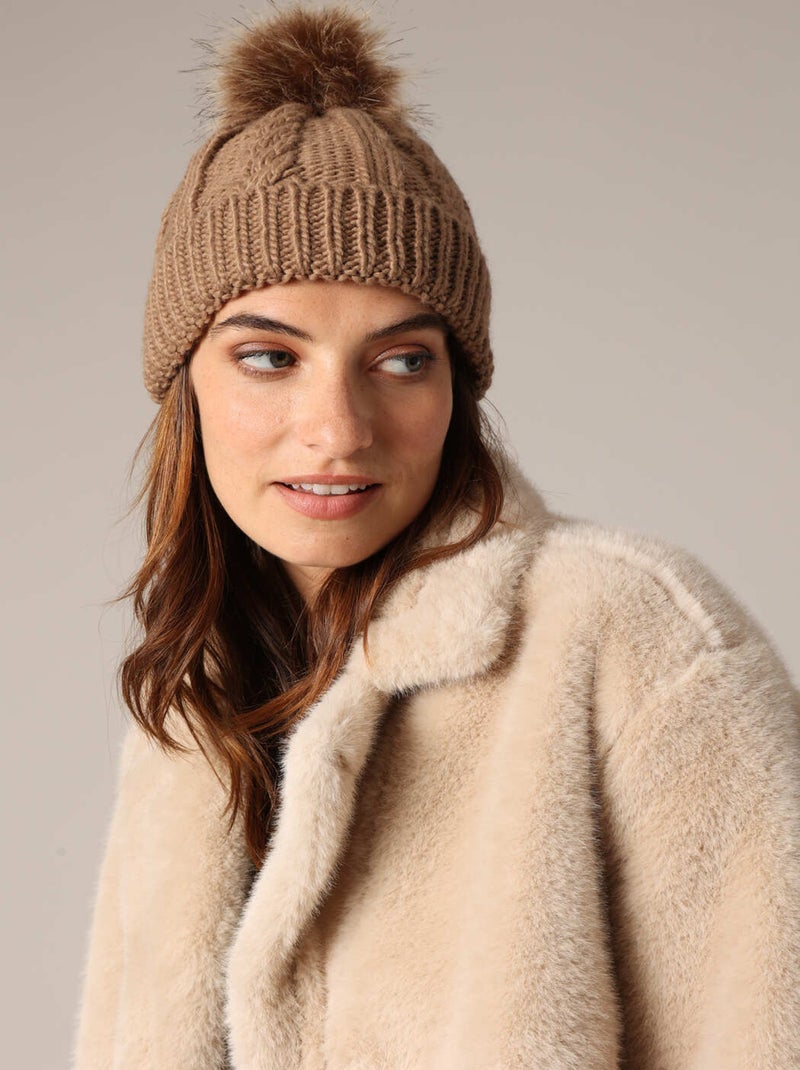 Bonnet tricoté torsadé avec pompon en imitation fourrure
 'Deeluxe' Gris taupe - Kiabi