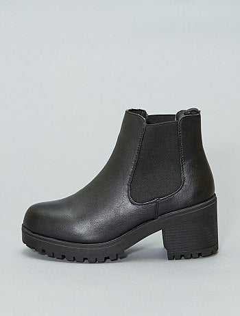 Product On ne se lasse pas de ces boots glam'rock facile à porter et à associer ! - Boots esprit chelsea - En simili - Soufflets élastiqués de chaque côté - Lichette haut de tige - Semelle intérieur en simili - Semelle extérieur crantée antidérapante - Hauteur talon 7 cmHabillement Chaussures / Chaussures / Chaussures femme / Boots, bottines Standard KIABI