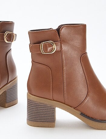 Boots avec brides à boucles dorées