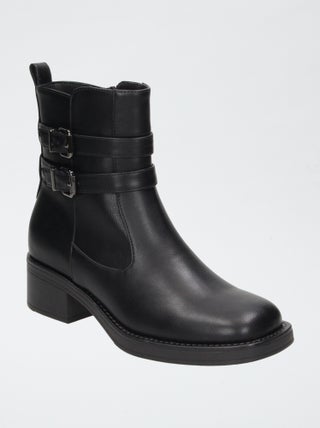 Boots avec brides et ouverture zippées