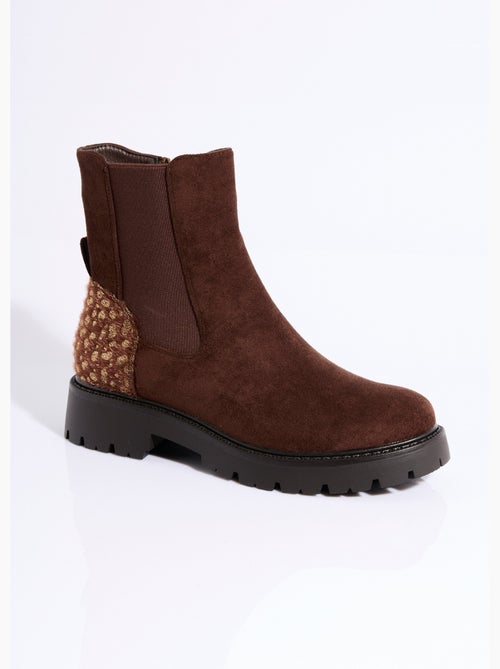 Boots Chelsea en suédine talon animalier - AFIBEL - Kiabi Boots Chelsea en suédine talon animalier - AFIBEL - Kiabi