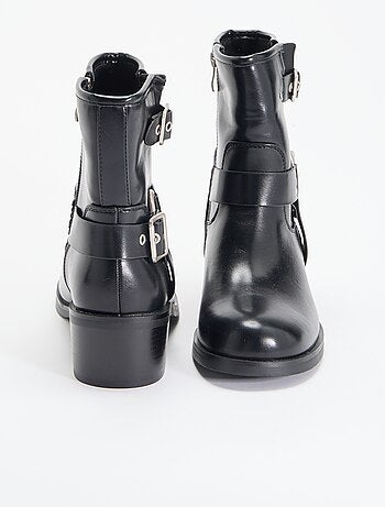 Boots en simili avec boucles fantaisie