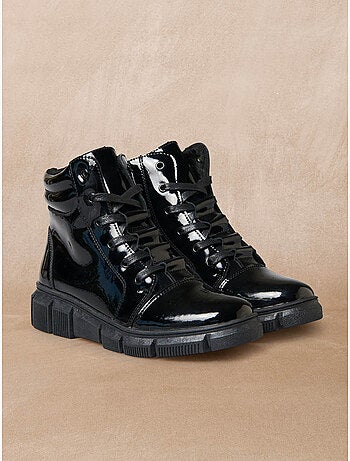 Boots fourrées fermées par zip et lacets