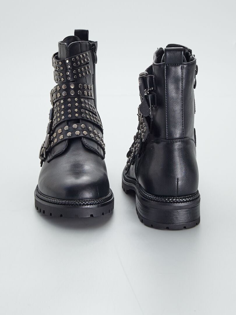 bottines plates a clous