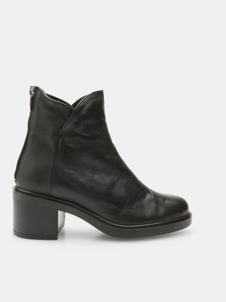 Bottine en cuir avec talon BATA