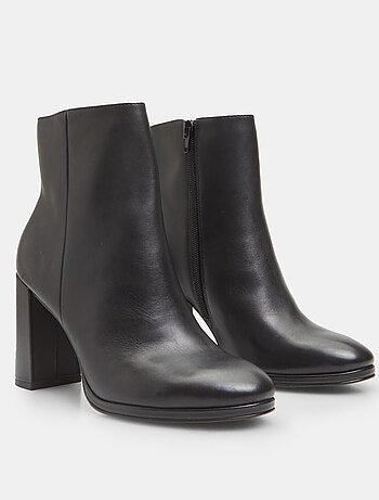 Bottine en cuir avec talon BATA