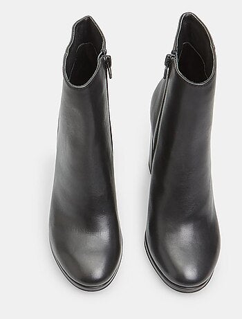 Bottine en cuir avec talon BATA